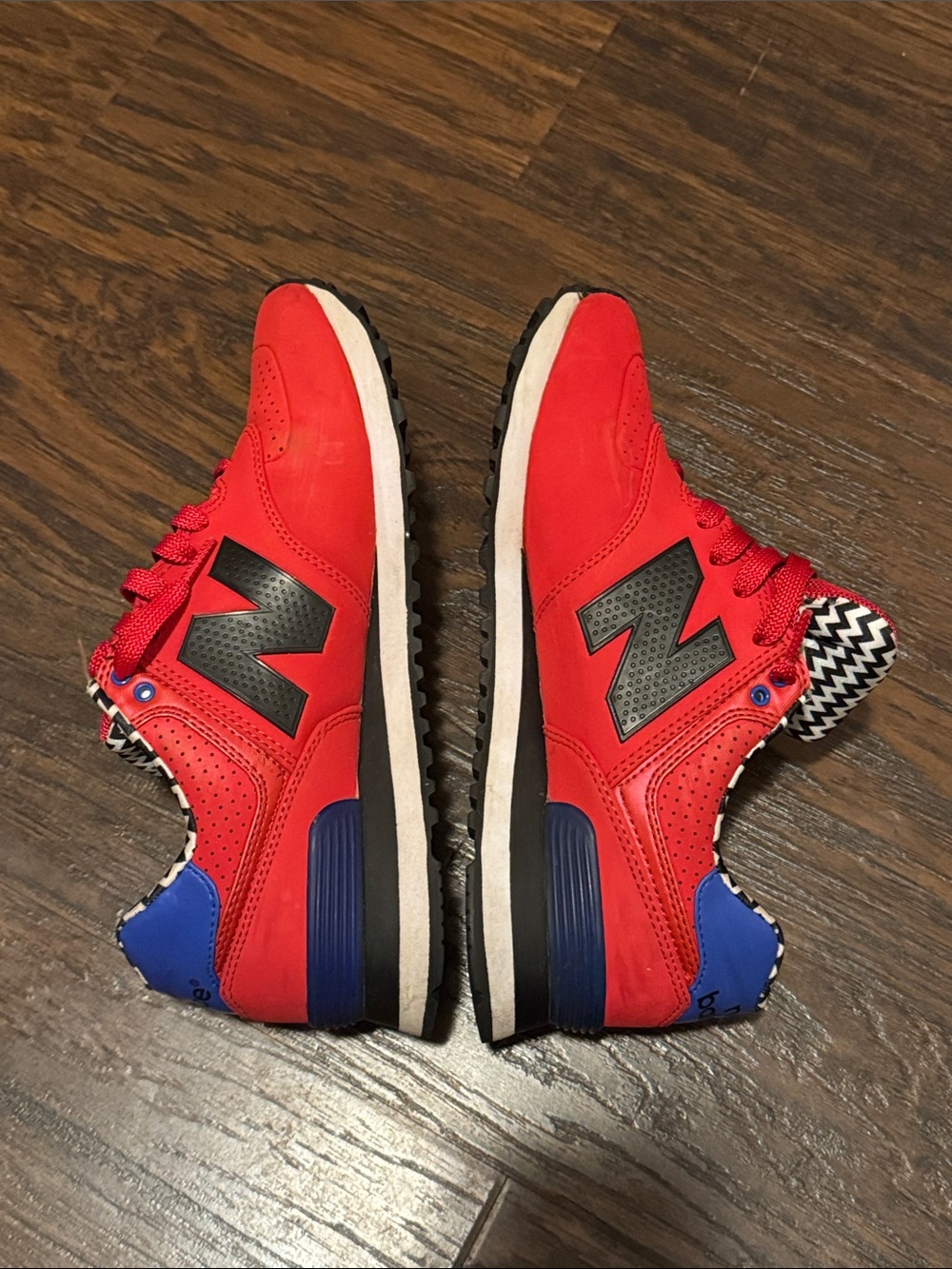 New Balance Red and Black 574 Sneakers with Blue Lining - Picture 4 of 7